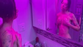 Voluptuous strip dancer Sunny Leone masturbates her pussy on the table